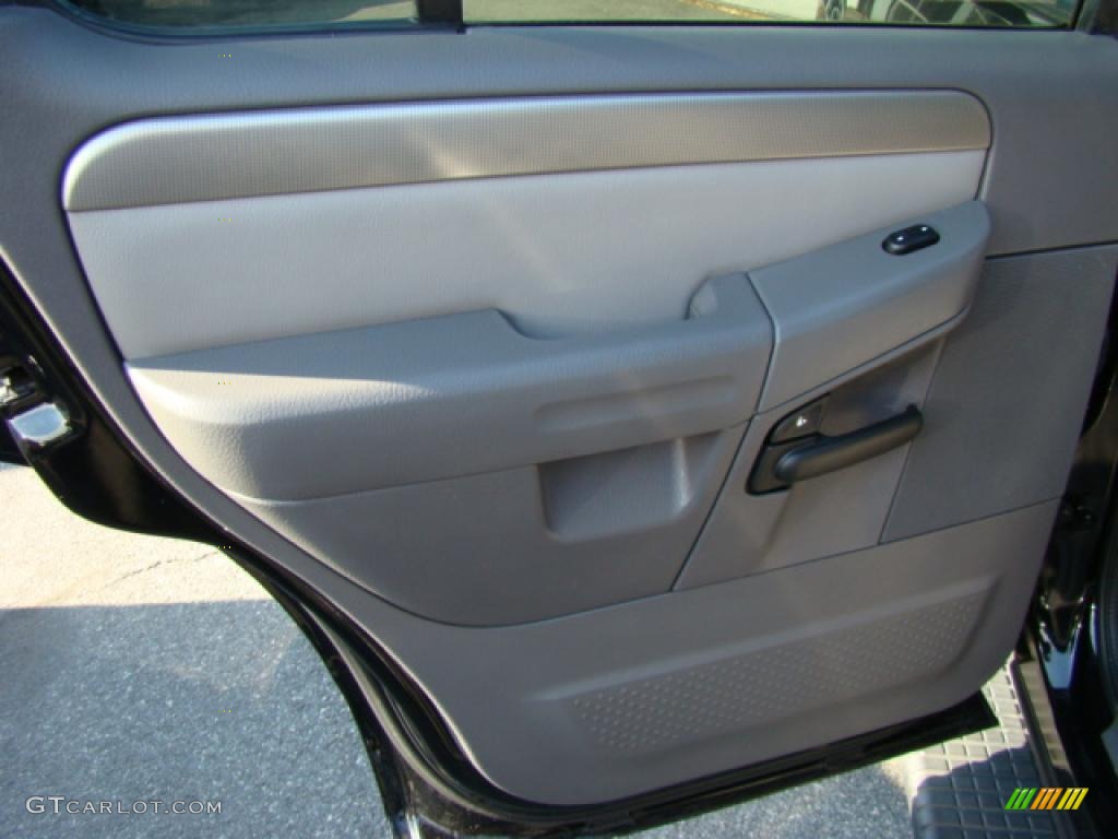 2004 Explorer XLT 4x4 - Black / Gray photo #17