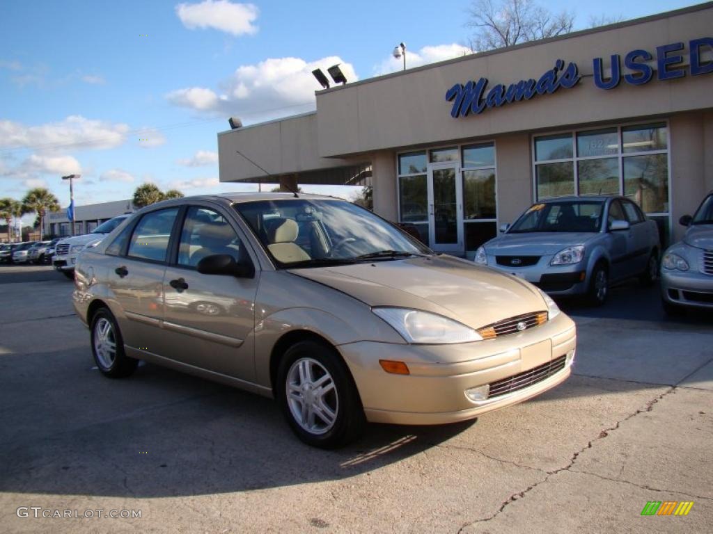 2001 Focus SE Sedan - Jackpot Gold Metallic / Medium Pebble photo #2
