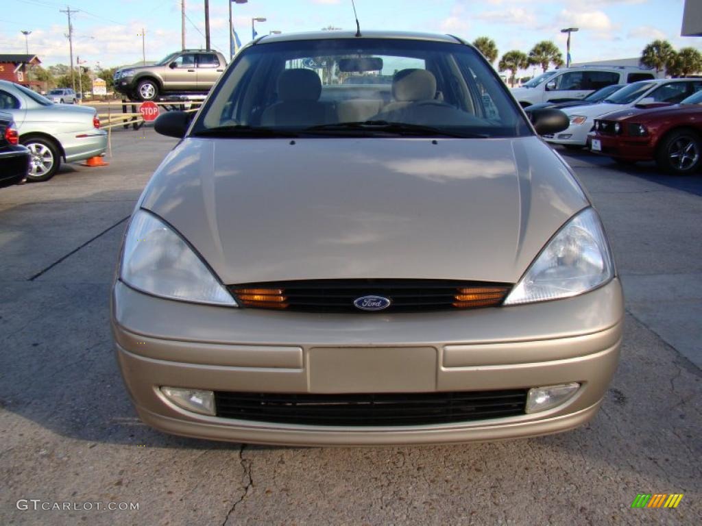 2001 Focus SE Sedan - Jackpot Gold Metallic / Medium Pebble photo #3