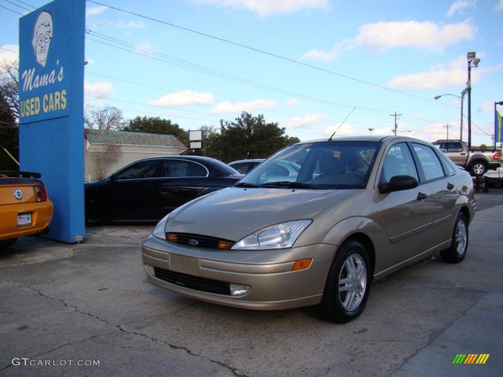2001 Focus SE Sedan - Jackpot Gold Metallic / Medium Pebble photo #4