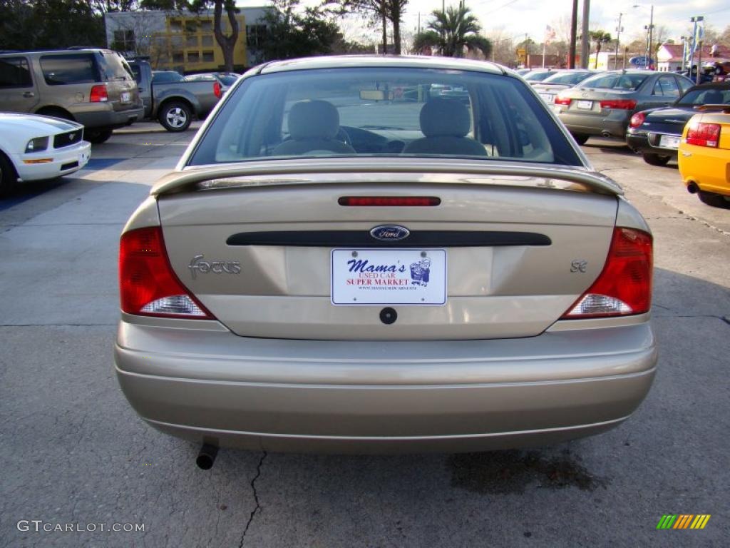 2001 Focus SE Sedan - Jackpot Gold Metallic / Medium Pebble photo #7