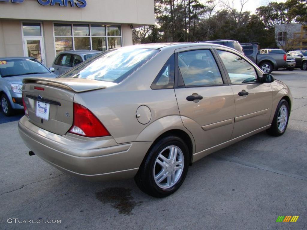2001 Focus SE Sedan - Jackpot Gold Metallic / Medium Pebble photo #8
