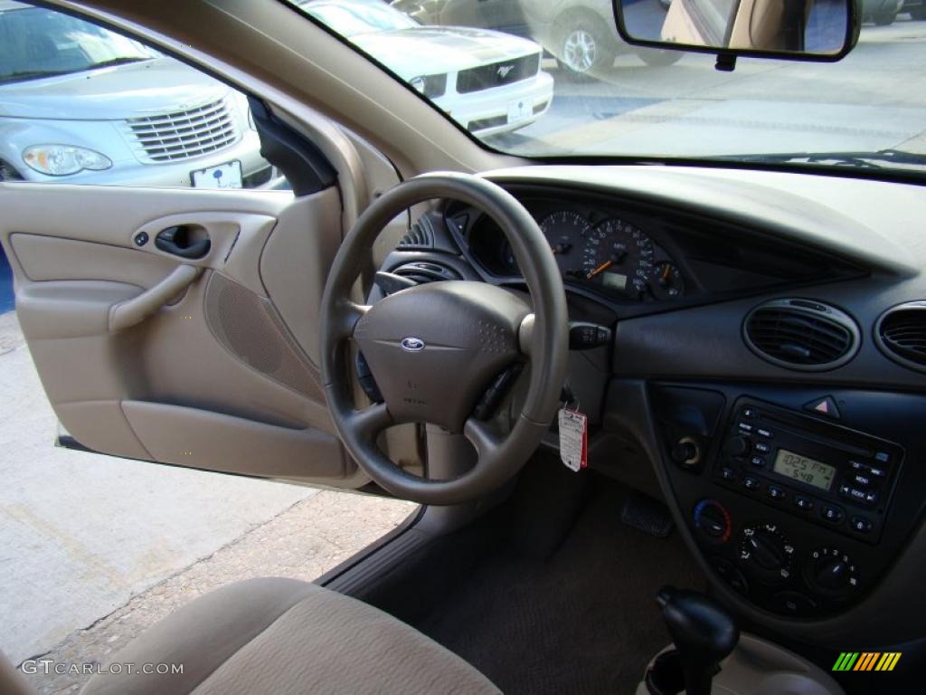 2001 Focus SE Sedan - Jackpot Gold Metallic / Medium Pebble photo #17