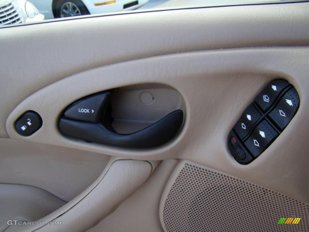2001 Focus SE Sedan - Jackpot Gold Metallic / Medium Pebble photo #20