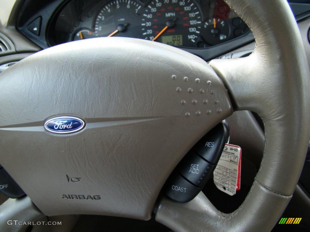 2001 Focus SE Sedan - Jackpot Gold Metallic / Medium Pebble photo #25