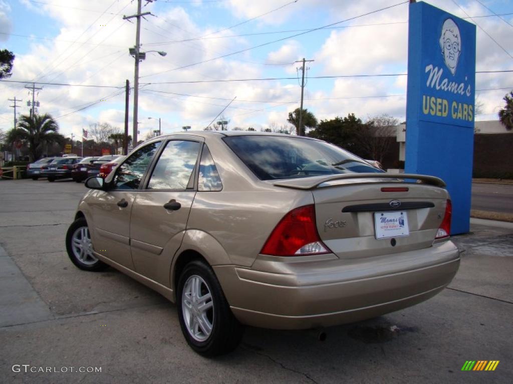 2001 Focus SE Sedan - Jackpot Gold Metallic / Medium Pebble photo #32