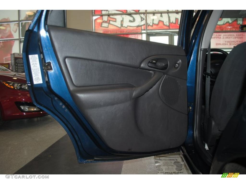 2001 Focus SE Sedan - Twilight Blue Metallic / Medium Graphite Grey photo #35