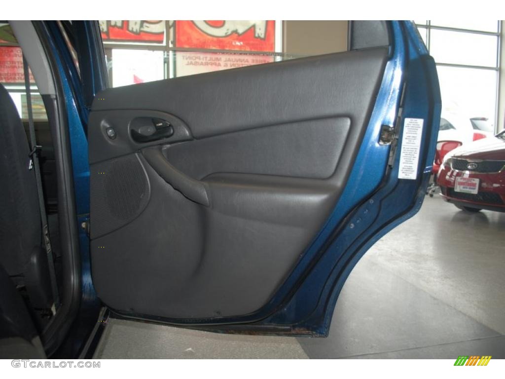 2001 Focus SE Sedan - Twilight Blue Metallic / Medium Graphite Grey photo #37