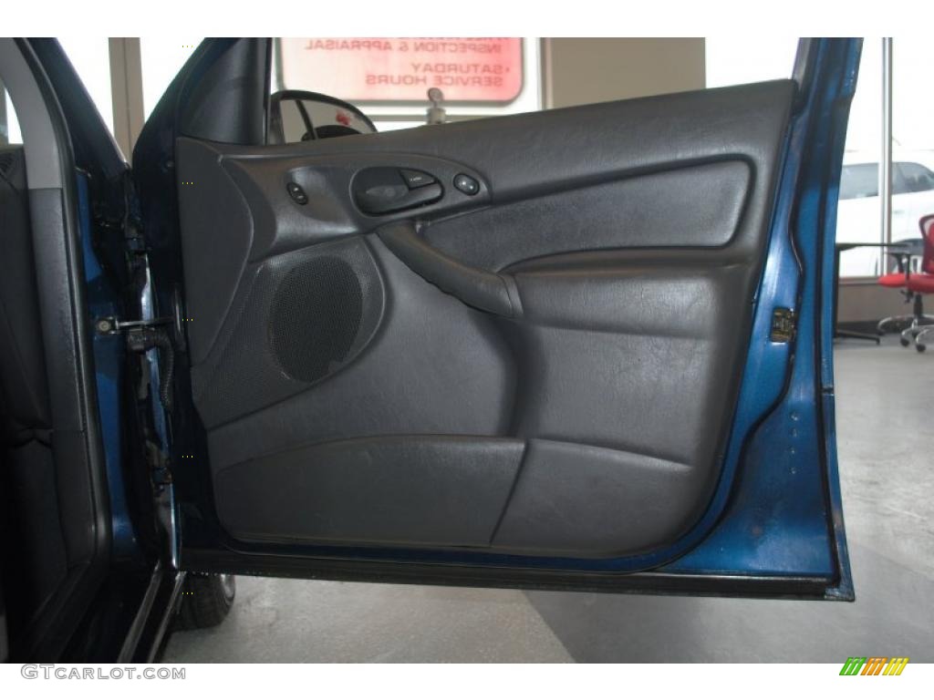 2001 Focus SE Sedan - Twilight Blue Metallic / Medium Graphite Grey photo #39