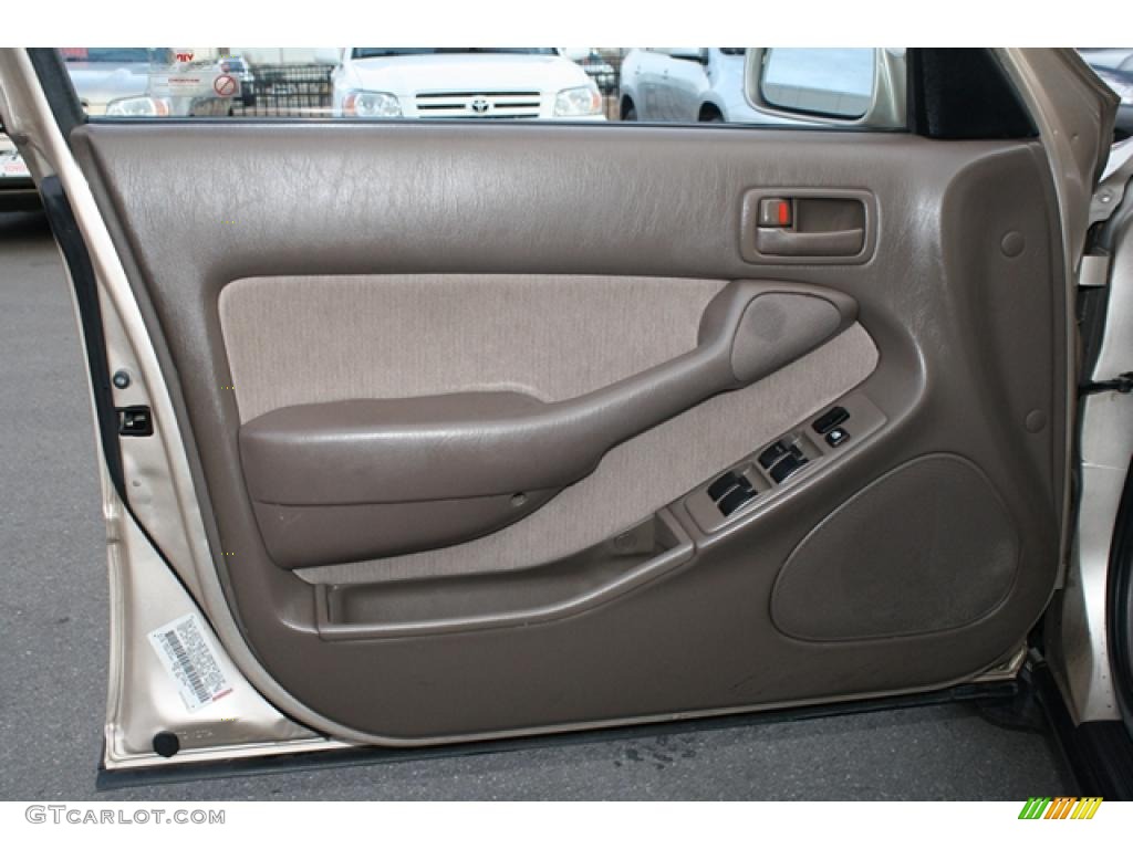 1996 Toyota Camry LE Sedan Beige Door Panel Photo #44013340