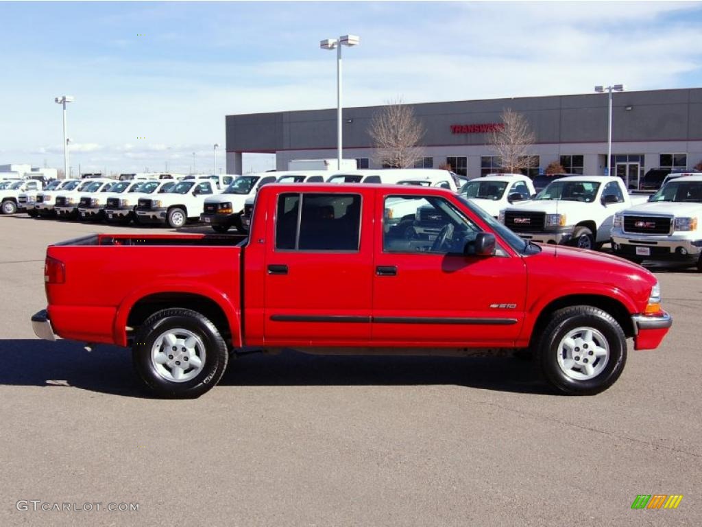 2001 S10 LS Crew Cab 4x4 - Victory Red / Graphite photo #2