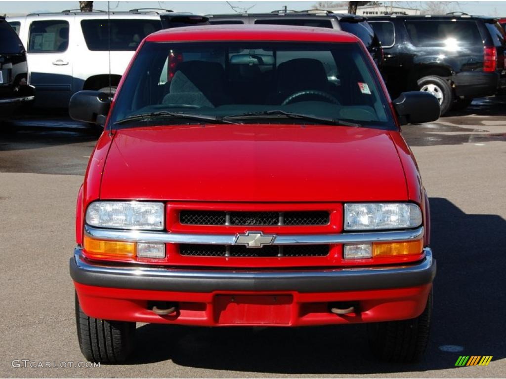 2001 S10 LS Crew Cab 4x4 - Victory Red / Graphite photo #8