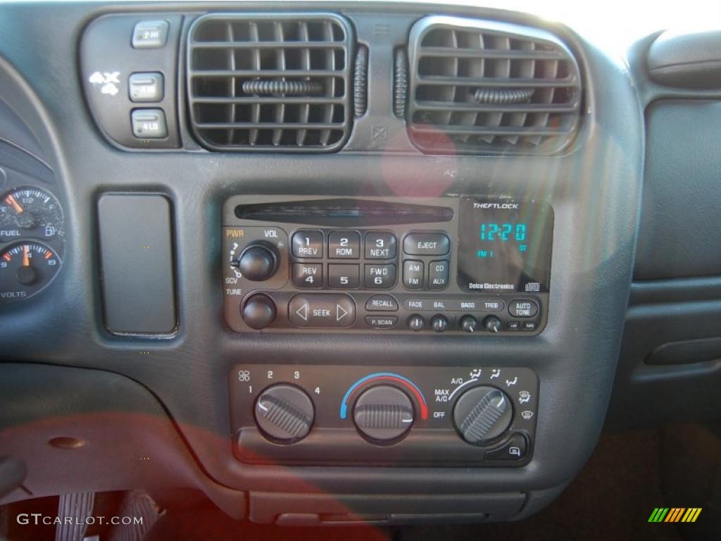 2001 S10 LS Crew Cab 4x4 - Victory Red / Graphite photo #16