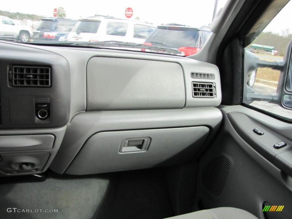 2004 F250 Super Duty XLT Crew Cab - True Blue Metallic / Medium Flint photo #17