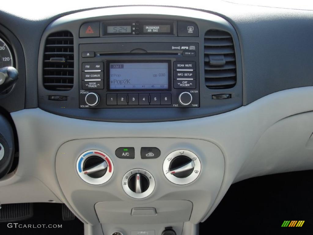 2011 Hyundai Accent GLS 4 Door Controls Photo #44073173