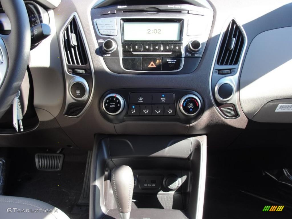 2011 Hyundai Tucson GLS Controls Photo #44110482
