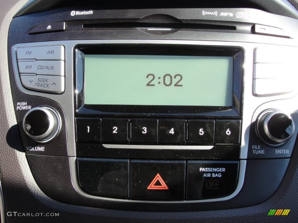 2011 Hyundai Tucson GLS Controls Photo #44110498