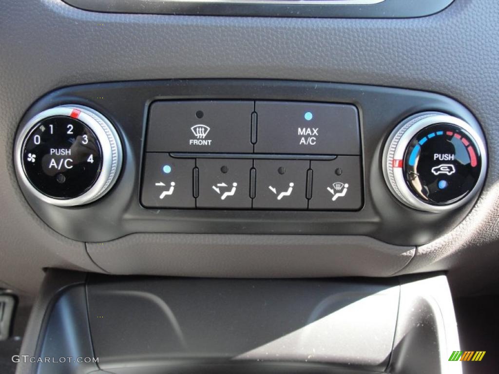 2011 Hyundai Tucson GLS Controls Photo #44110514