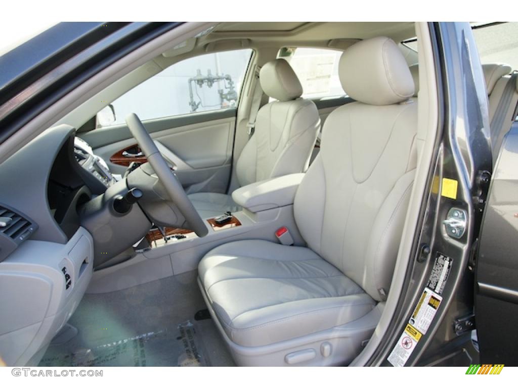 2011 Toyota Camry XLE V6 interior Photo #44112814