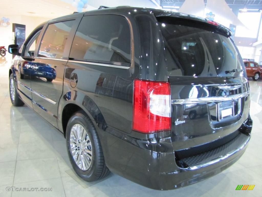 2011 Town & Country Limited - Brilliant Black Crystal Pearl / Black/Light Graystone photo #2
