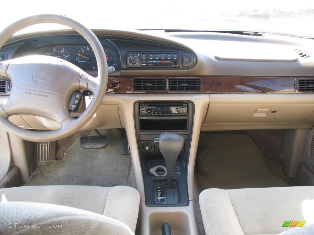 1997 Nissan Altima GXE Dashboard Photos