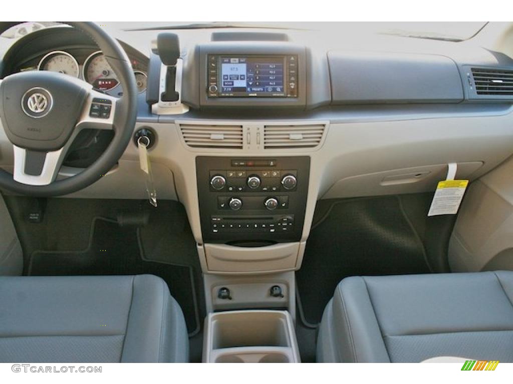 2011 Volkswagen Routan SE Aero Gray Dashboard Photo #44192590