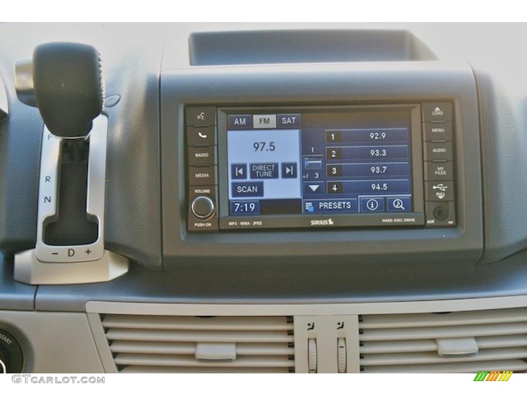 2011 Volkswagen Routan SE Controls Photo #44192603