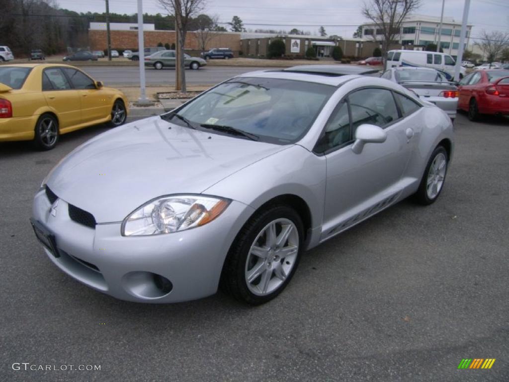 2007 Eclipse SE Coupe - Liquid Silver Metallic / Dark Charcoal photo #1