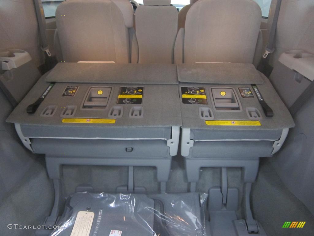 2011 Sienna LE - Salsa Red Pearl / Light Gray photo #3