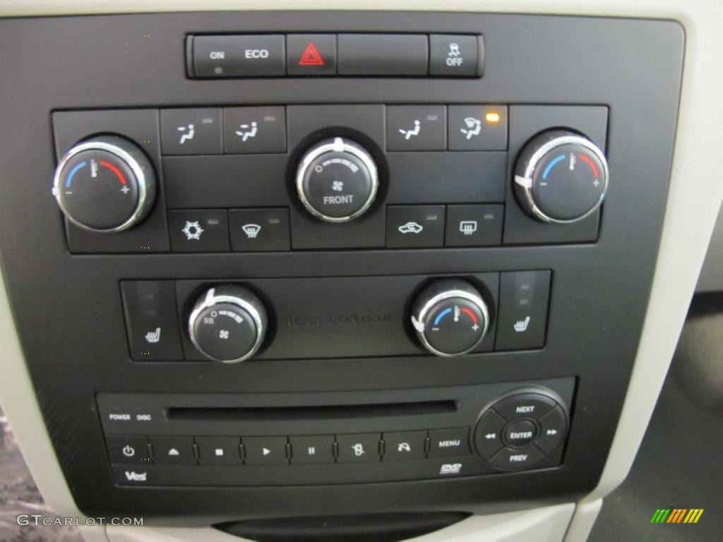 2011 Volkswagen Routan SE Controls Photo #44220025