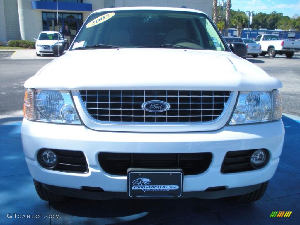2005 Explorer XLT - Oxford White / Medium Parchment photo #8