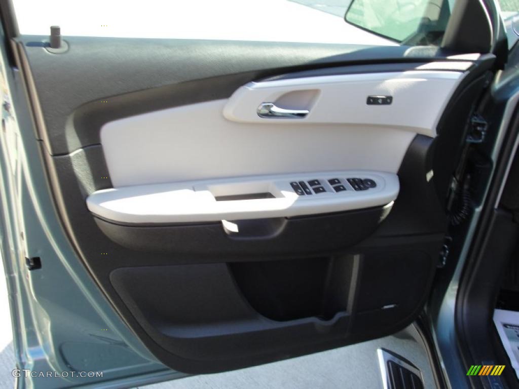 2009 Chevrolet Traverse LTZ Light Gray/Ebony Door Panel Photo #44243205