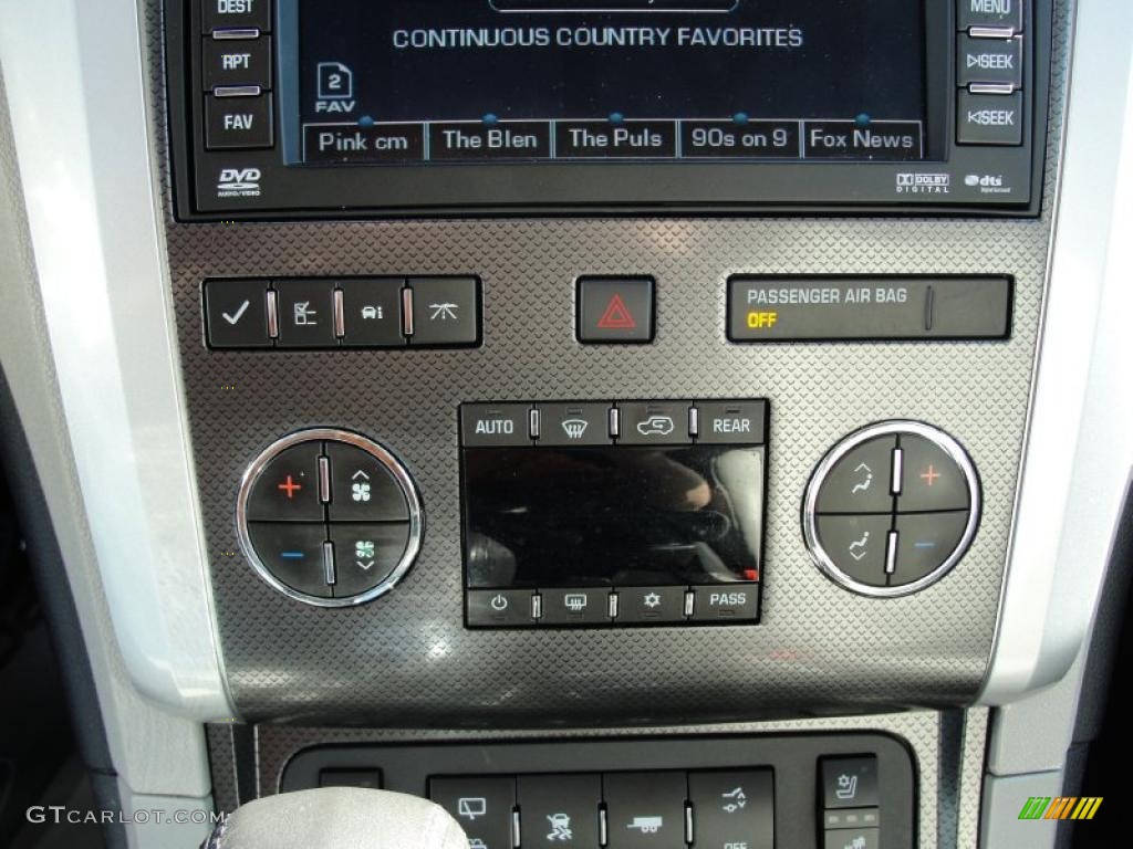 2009 Chevrolet Traverse LTZ Controls Photo #44243341