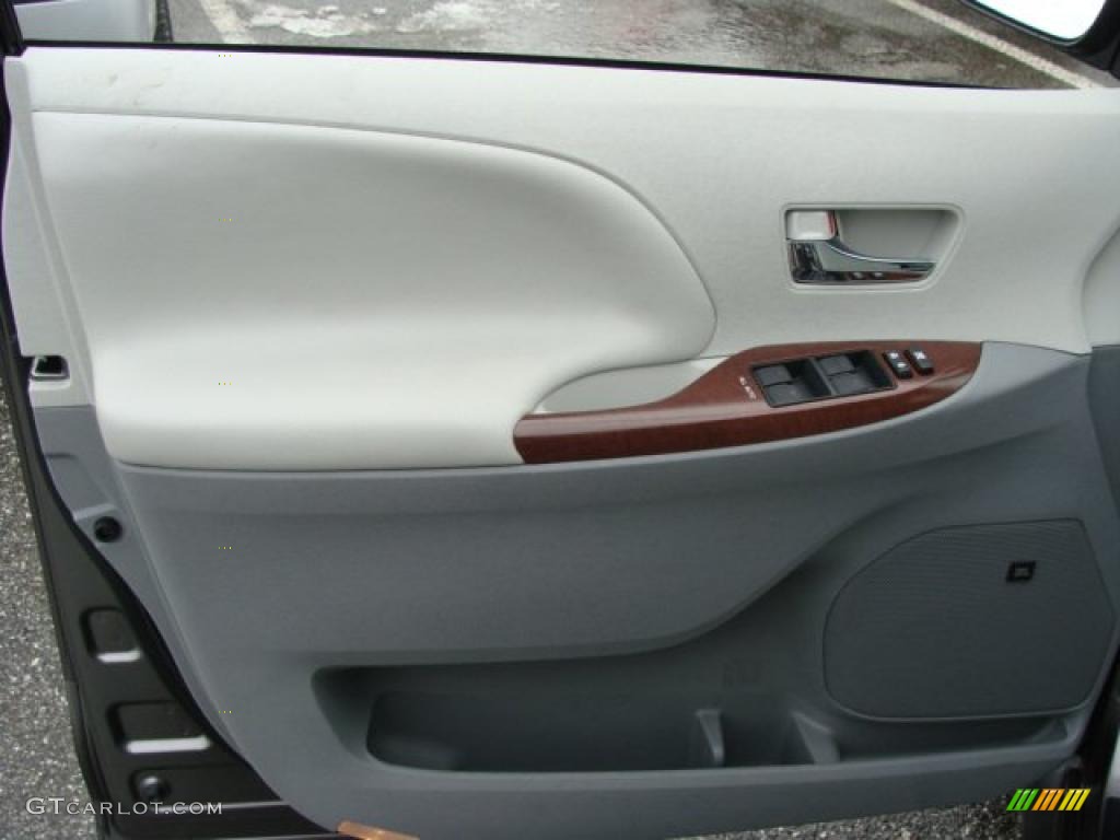 2011 Toyota Sienna XLE Light Gray Door Panel Photo #44246908