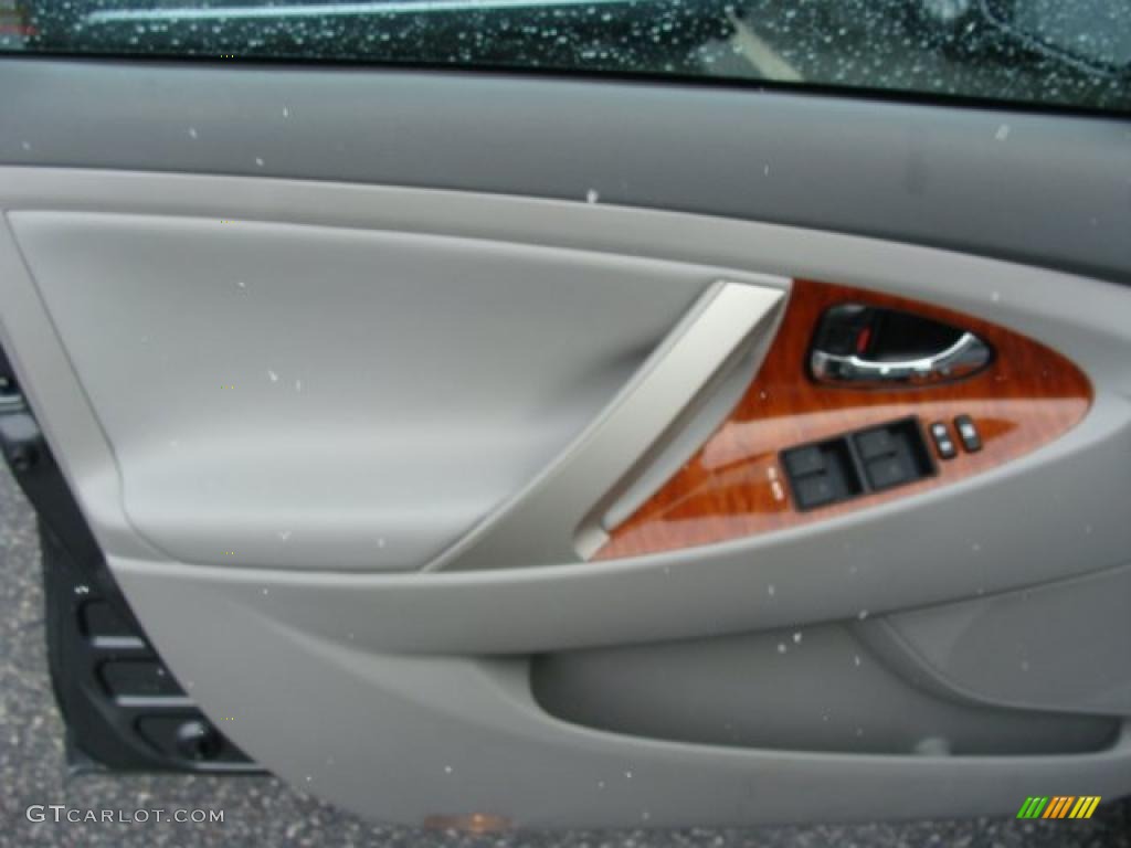 2010 Toyota Camry XLE Ash Gray Door Panel Photo #44249116