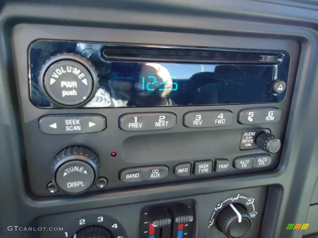 2004 Silverado 1500 LS Extended Cab - Summit White / Medium Gray photo #26