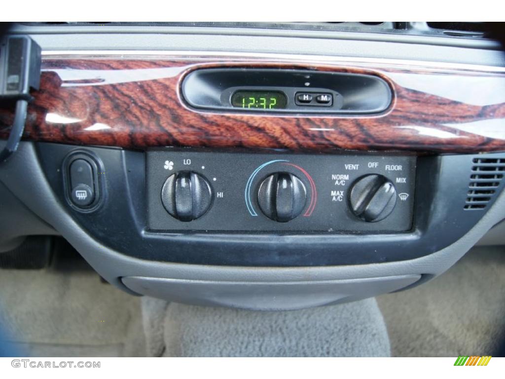 2002 Mercury Grand Marquis GS Controls Photo #44274696