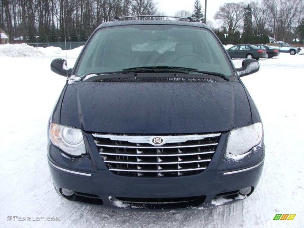 2005 Town & Country Limited - Midnight Blue Pearl / Medium Slate Gray photo #2