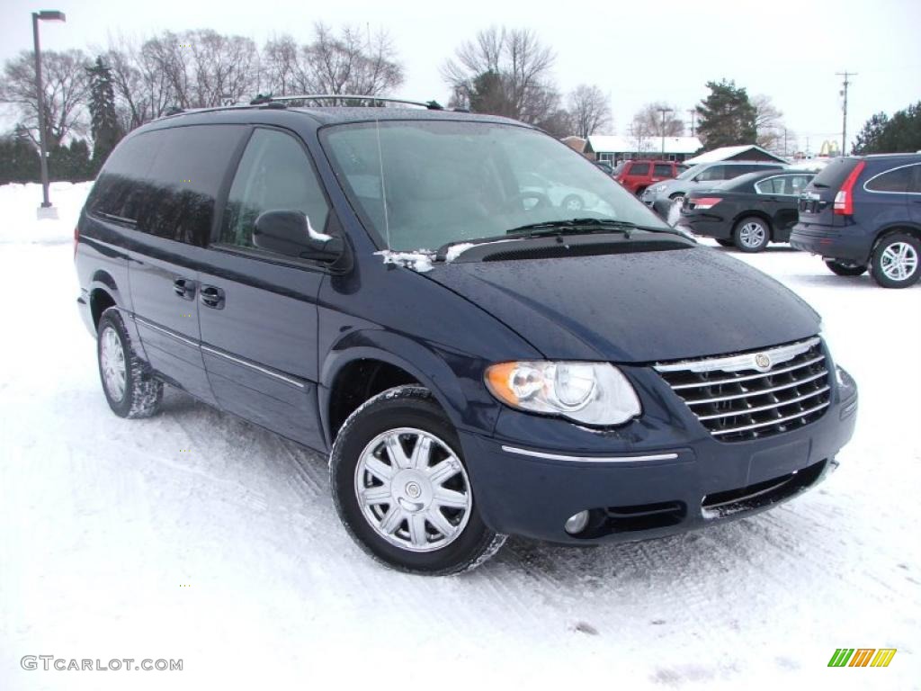 2005 Town & Country Limited - Midnight Blue Pearl / Medium Slate Gray photo #3