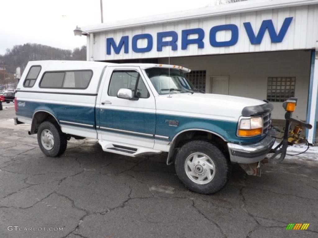 1996 F250 XLT Regular Cab 4x4 - Oxford White / Grey photo #2