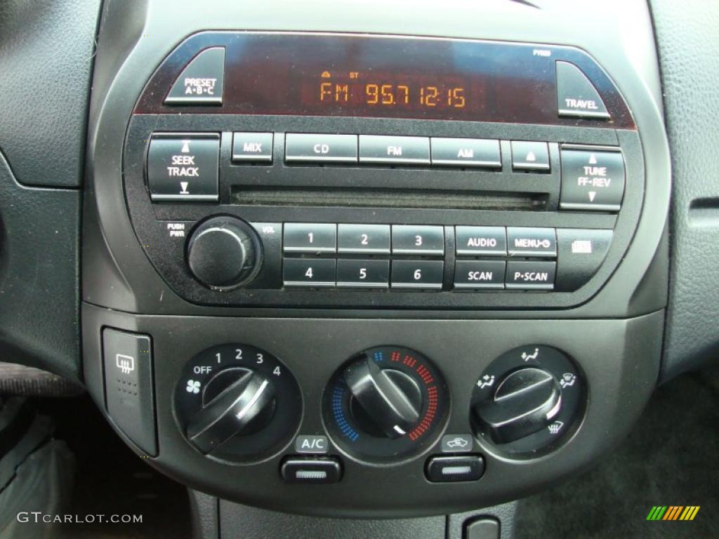 2002 Nissan Altima 3.5 SE Controls Photo #44349178