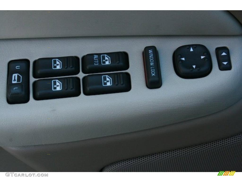 2001 Chevrolet Suburban 1500 LT Controls Photo #44349770
