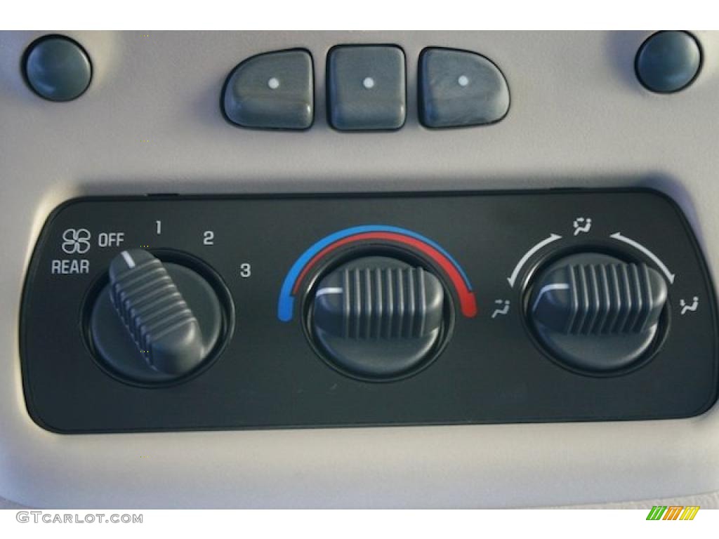 2001 Chevrolet Suburban 1500 LT Controls Photo #44349794