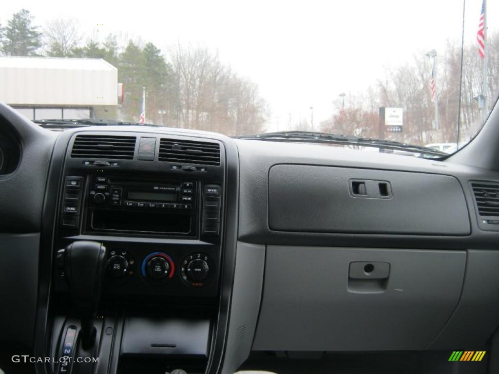 2005 Sedona LX - Diamond Silver Metallic / Gray photo #22