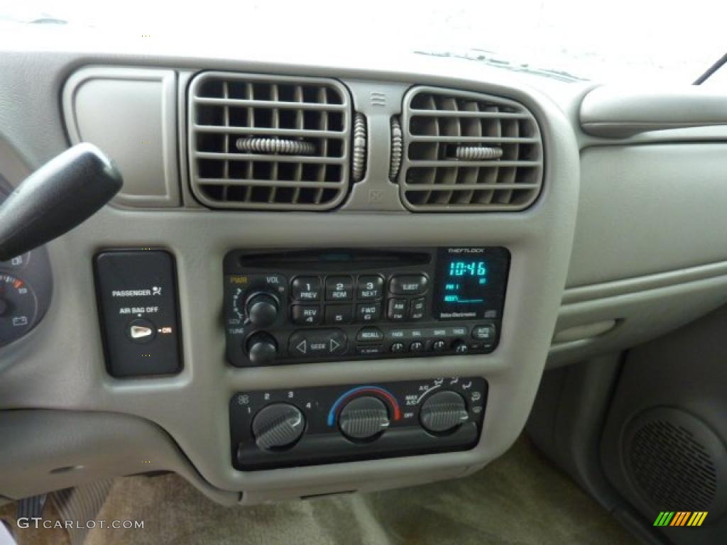 2002 Chevrolet S10 LS Extended Cab Controls Photo #44421630