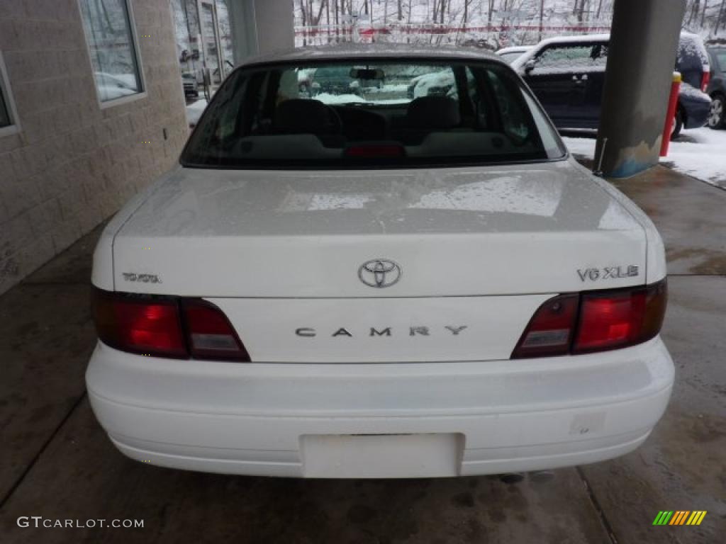 1996 Camry XLE V6 Sedan - Super White / Gray photo #3