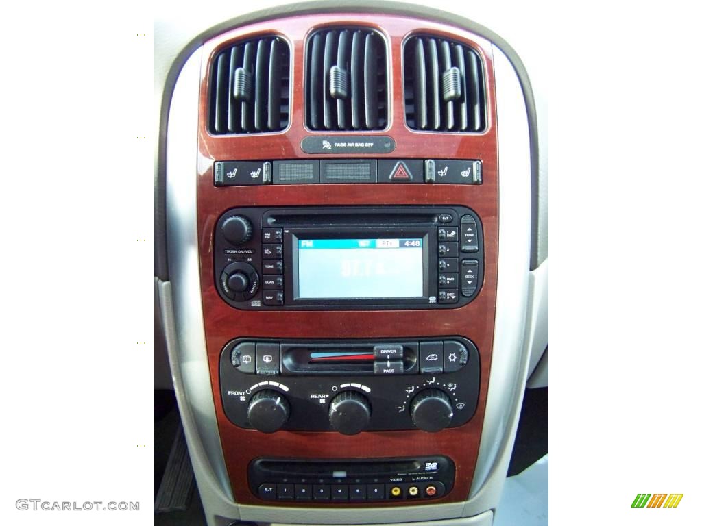 2007 Town & Country Touring - Cognac Crystal Pearl / Dark Khaki/Light Graystone photo #18