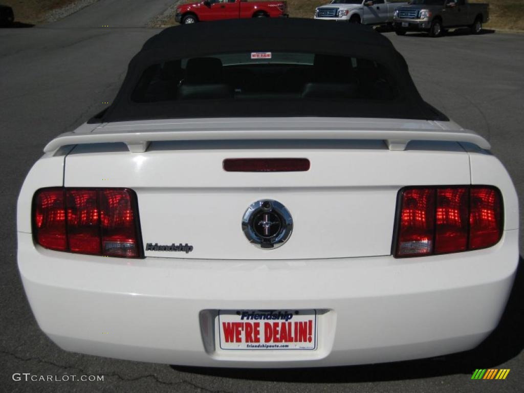 2005 Mustang V6 Premium Convertible - Performance White / Dark Charcoal photo #7