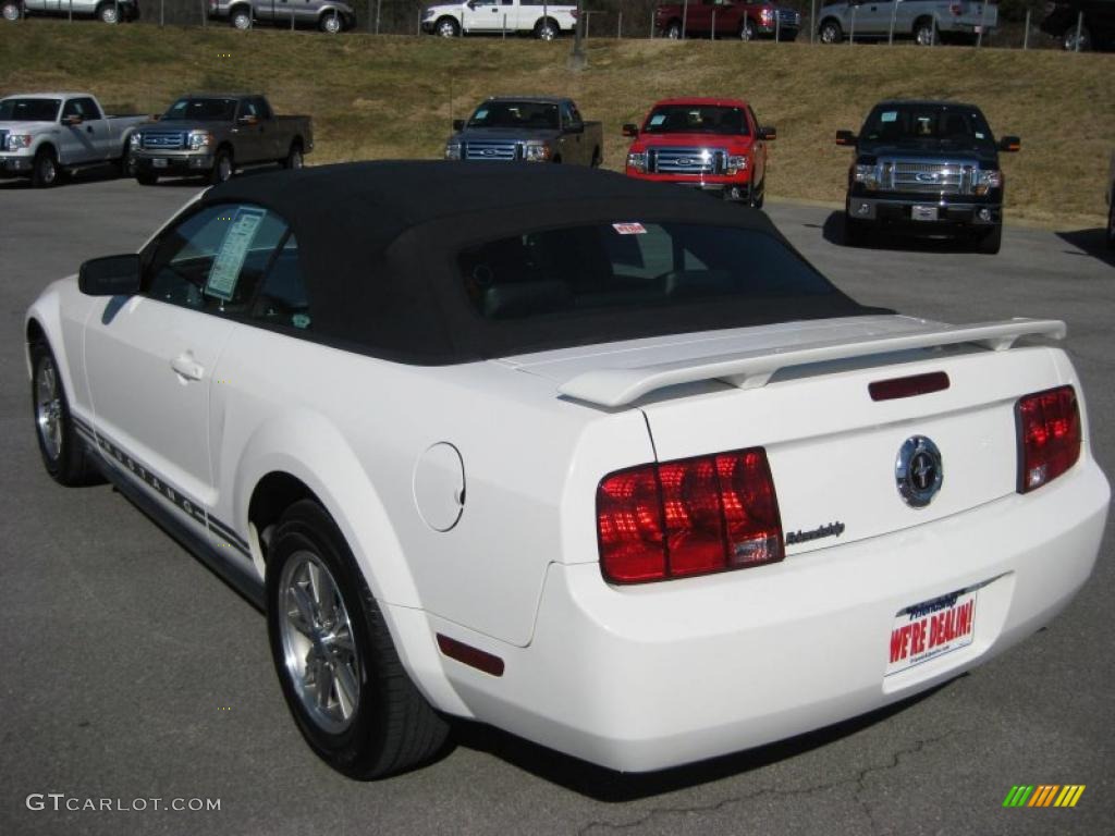 2005 Mustang V6 Premium Convertible - Performance White / Dark Charcoal photo #8