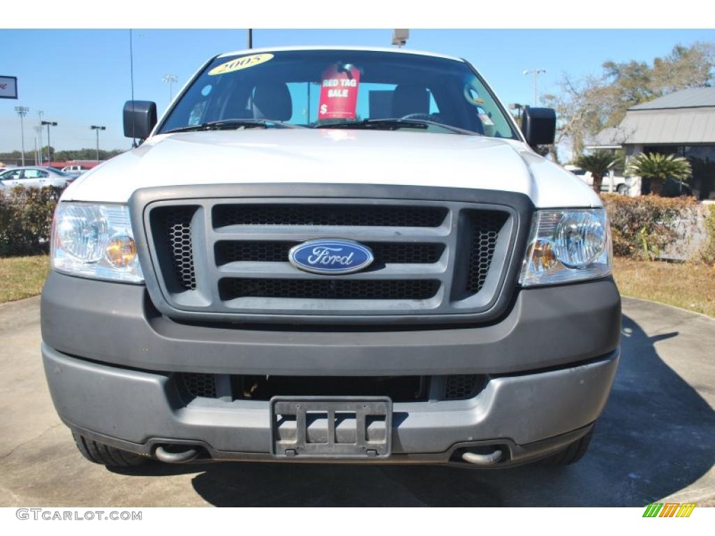 2005 F150 XL Regular Cab 4x4 - Oxford White / Medium Flint Grey photo #8